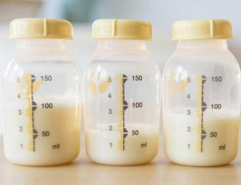 Sữa mẹ màu gì tốt