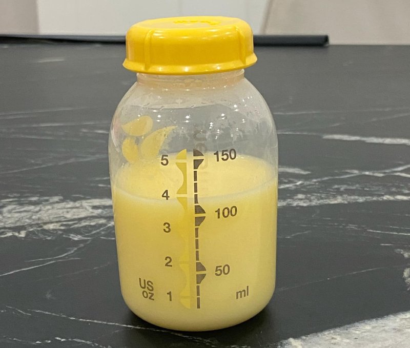 Sữa mẹ màu gì tốt