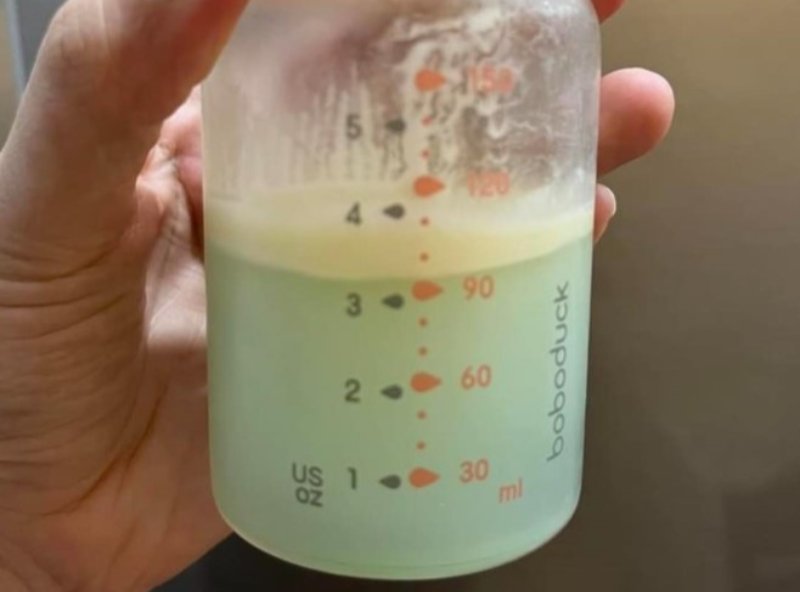 Sữa mẹ màu gì tốt